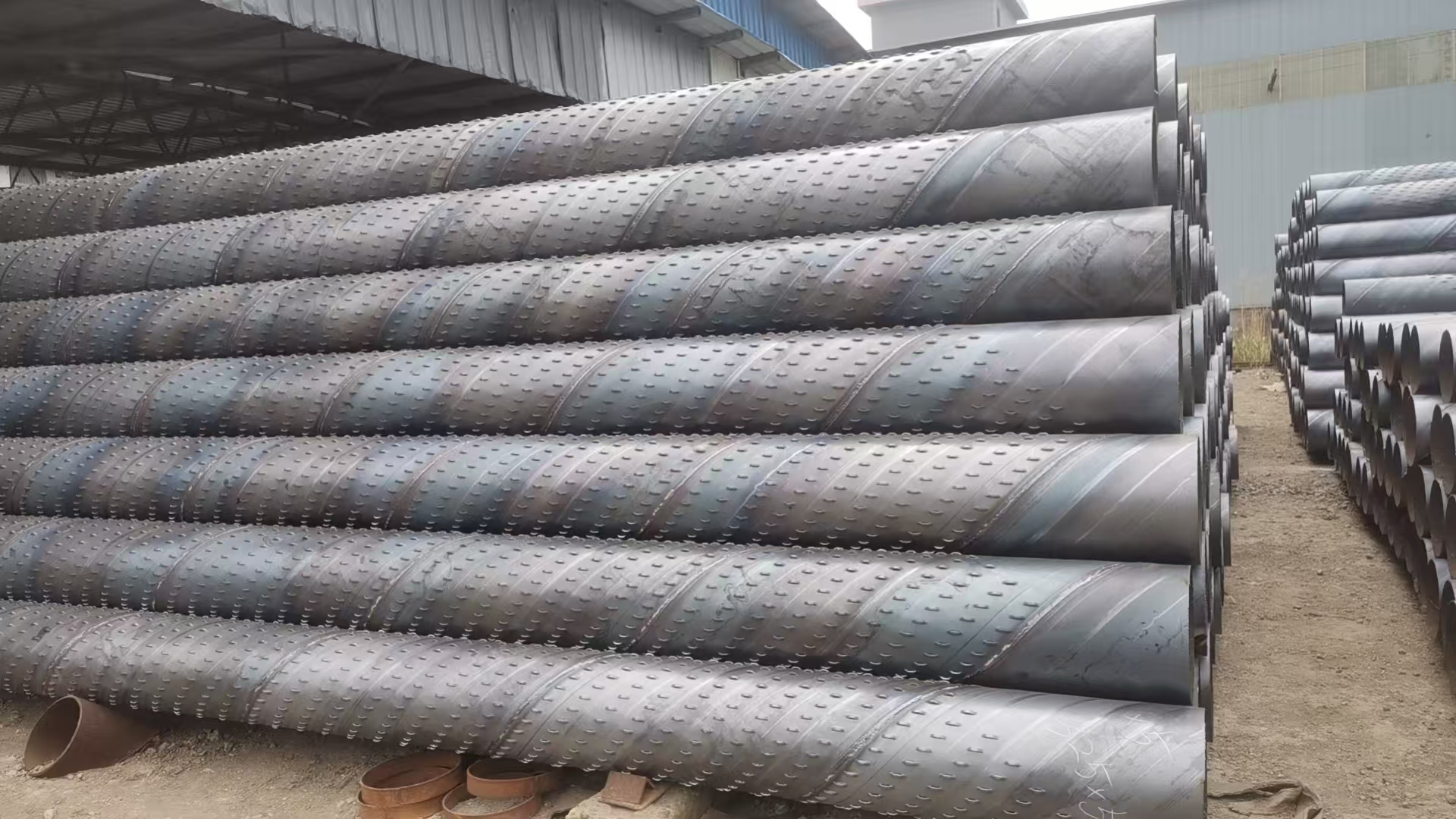 螺旋钢管是一种经过螺旋成型工艺制作的焊接钢管