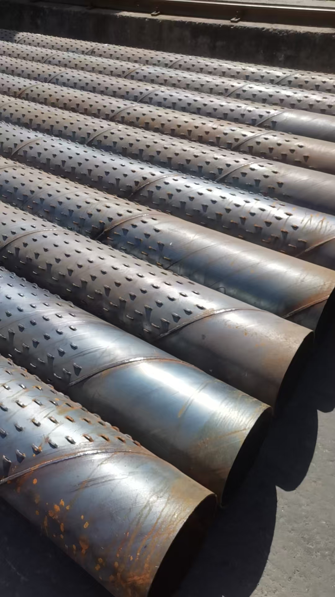 螺旋钢管是以带钢卷板为原材料,经螺旋卷制、焊接而成的螺旋缝钢管